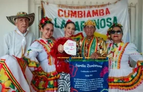 La reina del Carnaval de Barranquilla 2025, Tatiana Angulo Fernández de Castro, con la cumbiamba La Arenosa. 