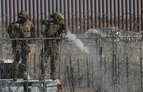 Agentes dispararon bolas de pimienta para dispersar a migrantes. 