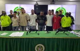 Les incautaron un arma de fuego y dos armas traumáticas tipo fusil.