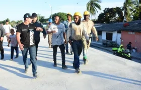 Alcalde Alejandro Char durante la visita al proyecto del Malecón de Rebolo. 