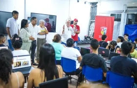 Aspecto de la entrega de los computadores en las sedes de la IUB en municipios. 