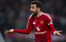 El capitán del Manchester United, Bruno Fernandes, se queja durante el juego.