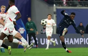 Jhon Jáder Durán saca el remate que significó el segundo gol del Aston Villa. 