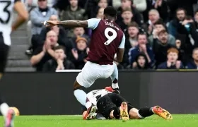 La acción de Jhon Jáder Durán sobre Schar por la cual vio la tarjeta roja.