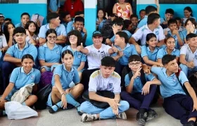 El alcalde Alejandro Char junto a varios estudiantes. 