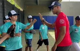 José Quintana con los peloteros en las Olimpiadas Recreativas en el estadio Édgar Rentería. 