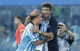 Juan Fernando Quintero y Gustavo Costas festejando uno de los triunfos de Racing.