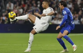Kylian Mbappé intenta dominar el balón con la marca de Luis Milla.