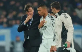 Kylian Mbappé cuando abandonaba la cancha en el partido contra el Atalanta. 