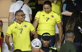 Mane Díaz y su esposa Cilenis Marulanda en un partido de la Selección Colombia. 