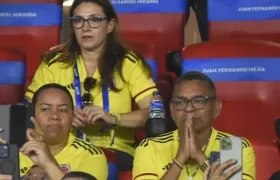 'Mane' Díaz acompañado de su esposa Cilenis Marulanda, en las tribunas del estadio Metropolitano.