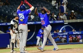 Jesús Marriaga es saludado en el plato por Darío Borrero tras batear un jonrón en la séptima entrada.