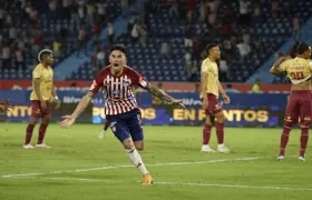 Emmanuel Olivera festeja su gol ante Tolima. 