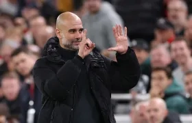 Pep Guardiola con su gesto hacia los aficionados del Liverpool. 