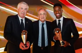 Carlo Ancelotti, Florentino Pérez y Vinicius Junior durante la premiación.