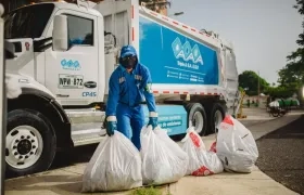 Operario de Triple A durante la recolección de residuos. 