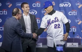 Juan Soto estrecha la mano del dueño de los Mets, Steve Cohen. 