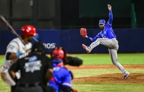 El pitcher dominicano Édison Suriel durante el juego contra Tigres. 