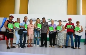 Ana María Aljure, gerente de Ciudad, durante la entrega de los títulos de propiedad a las familias. 