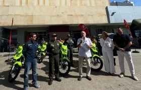 El gobernador Eduardo Verano entregó vehículos a la Policía del Atlántico. 