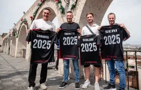 Walter Ribonetto con sus compañeros de cuerpo técnico. 