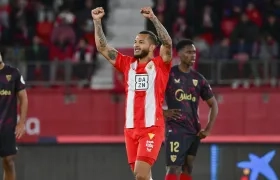 Luis Suárez celebrando uno de sus goles en el partido.