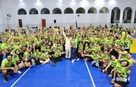 El Rey Momo con las ‘Marimondas del Barrio Abajo’, fundada por César ‘Paragüitas’ Morales. 