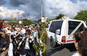 Caravana que despidió a familia Lora Rincón.