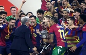 El presidente del FC Barcelona Joan Laporta, los jugadores y cuerpo técnico celebran la victoria con el trofeo