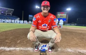 Darío Borrero con su premio.