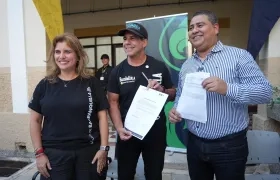 Alcalde Alejandro Char (centro) junto a la secretaria de Educación y el rector de la IUB.
