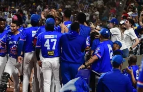 Jugadores de Caimanes en la serie ante Vaqueros en el estadio Édgar Rentería.
