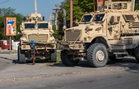 Vehículos blindados de las autoridades en Puerto Príncipe. 