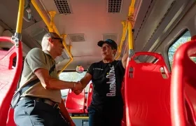El alcalde Alejandro Char dentro de un bus nuevo de Transmetro. 