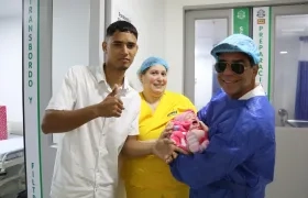 Alcalde Alejandro Char durante el nacimiento de la pequeña Yeilanys.