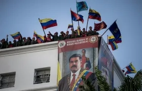 Civiles participando en un acto de juramentación de milicias bolivarianas. 