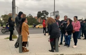 Algunos de los colombianos en las afueras de la Embajada.