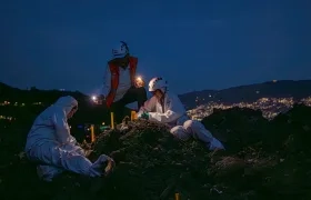 Unidades de búsqueda de restos en la zona de la 'Escombrera', en la comuna 13, en Medellín. 