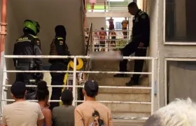 La Policía acordonando el área donde ocurrió el doble crimen. 