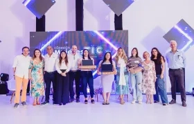 Ceremonia de entrega de becas a las beneficiarias. 