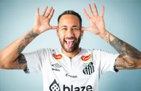 Neymar posando con la camiseta del Santos.