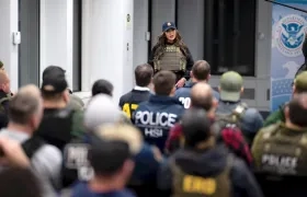 Secretaria de Seguridad Nacional de Estados Unidos, Kristi Noem, hablando con agentes del Servicio de Control de Inmigración y Aduanas (ICE).