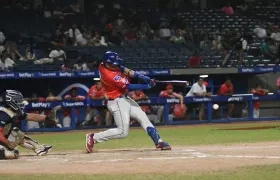 Fabián Pertuz bateó tres hits y empujó las dos carreras de Caimanes.