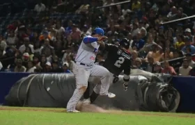 Andrés Angulo, corredor de Vaqueros, llega quieto a primera base.