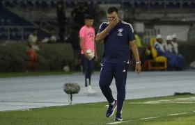 César Farías, técnico del Junior, durante el partido contra Universitario.