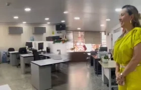 Alcaldesa de Ibagué en la oficina.