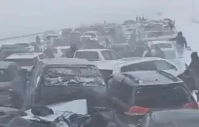 Los carros colisionaron en una carretera.