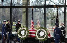 La Guardia de Honor ante el ataúd de Jimmy Carter en Atlanta, Georgia.