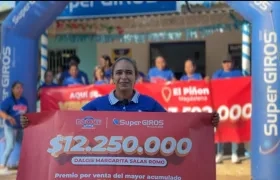 La vendedora del premio.