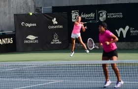Valentina Mediorreal y Mariana Higuita durante el juego de este lunes.